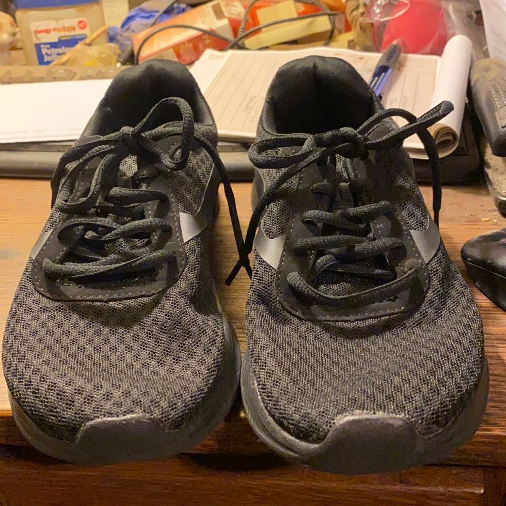 Black sneakers sz. 6.5 medium